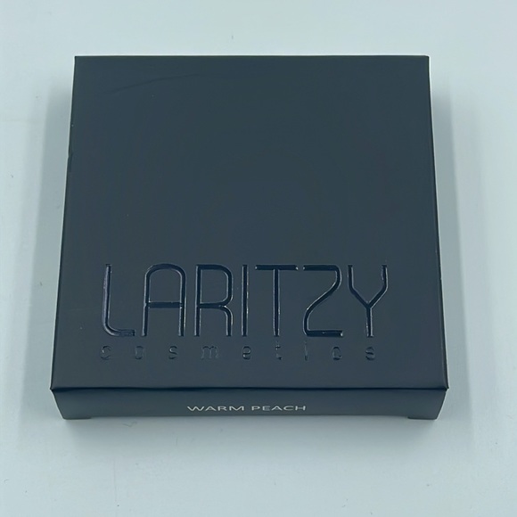 Laritzy Luxe Powder Pressed Highlighter (NWT) - Picture 4 of 5